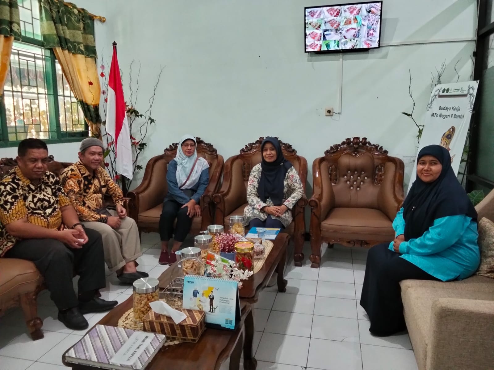 Kepala MTsN 9 Bantul Terima Kunjungan Kerja Sama Universitas Respati Yogyakarta Bahas Smart Class Berbasis IoT